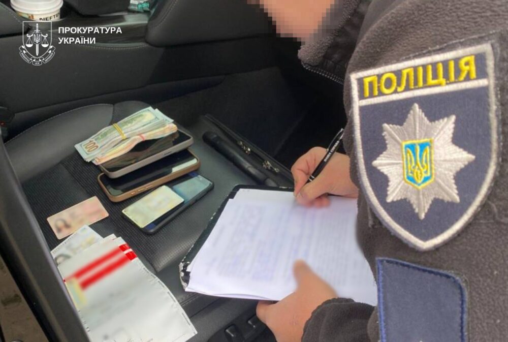 У Дніпрі жінка за 1000 доларів змінювала військовозобов’язаним місце прописки без перевірки ТЦК
