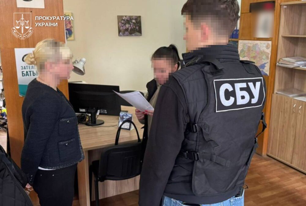 У Дніпрі жінка за 1000 доларів змінювала військовозобов’язаним місце прописки без перевірки ТЦК