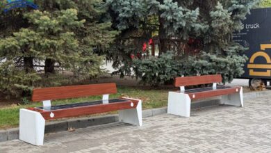 У місті на Дніпропетровщині можна заряджати гаджети від лавочок (Фото)