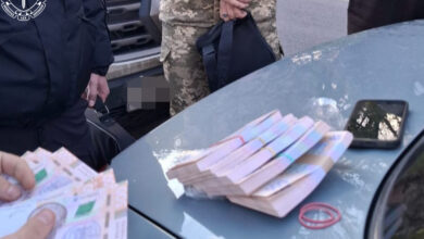 На Дніпропетровщині бухгалтер ЗСУ вимагав у військовослужбовця 7 000 доларів і 1 мільйон гривень