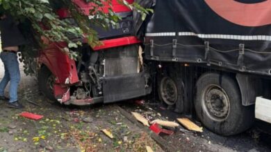У Дніпрі припаркована вантажівка покотилася і протаранила автомобілі (Фото)