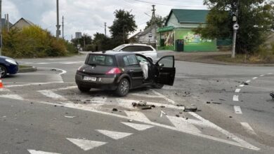 У Дніпрі посеред дороги на швидкості зіштовхнулися два автомобілі: є постраждалі (Відео)