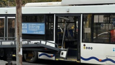 У Дніпрі евакуатор розтрощив двері у тролейбусі з людьми (Фото)