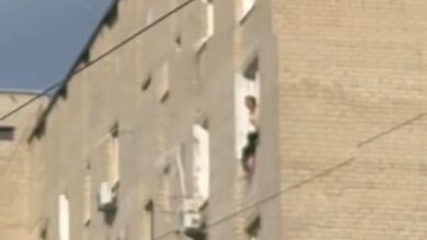 У Дніпрі дівчина намагається викинутися з вікна на 8 поверсі (Відео)
