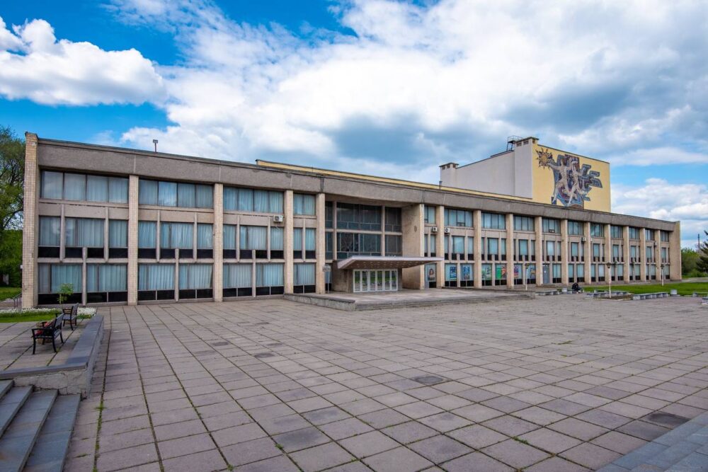 У Кам'янському у власність міста хочуть передати відомий палац культури, який занепадає (Фото)