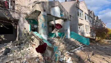 У прифронтовому селищі Дніпропетровщини показали, що залишилося від зруйнованого російськими окупантами ліцею (Відео)