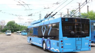 У Дніпрі з'‎явився новий вид "зачепингу": діти катаються на тролейбусах (Відео)