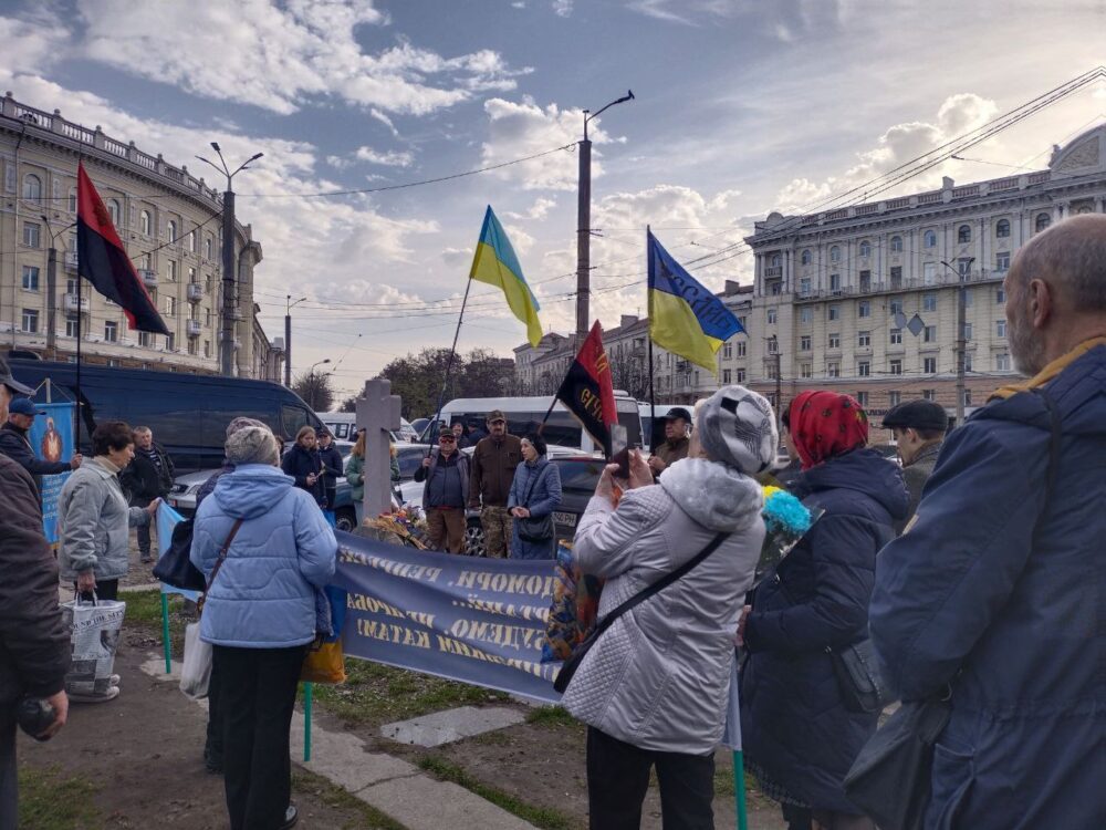 У Дніпрі біля хреста-меморіалу вшанували пам'ять жертв Голодоморів і політичних репресій (Відео)