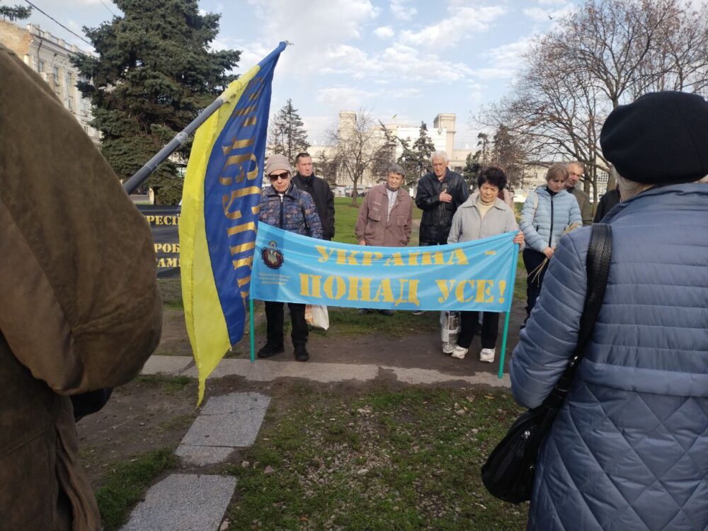 У Дніпрі біля хреста-меморіалу вшанували пам'ять жертв Голодоморів і політичних репресій (Відео)