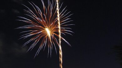 Неподалік Дніпра під час масованого російського обстрілу невідомі запускають салюти (Відео)