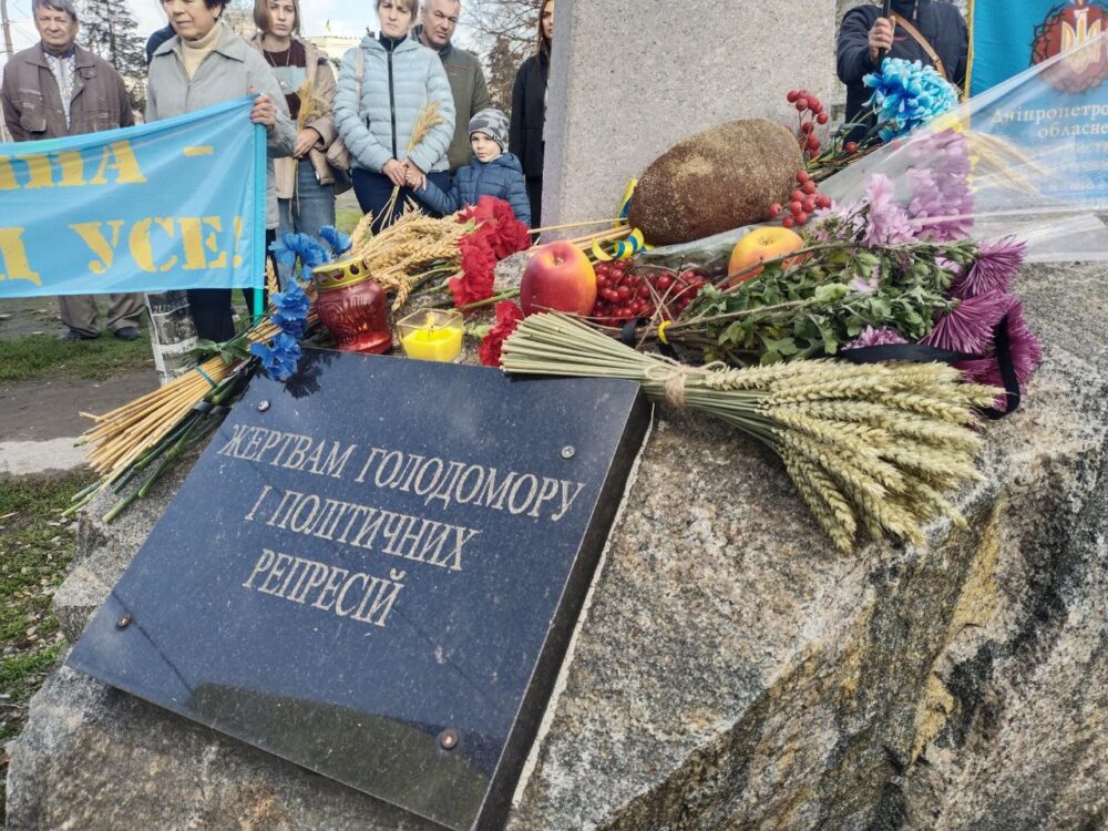 У Дніпрі біля хреста-меморіалу вшанували пам'ять жертв Голодоморів і політичних репресій (Відео)