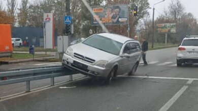У Дніпрі автомобіль винесло на відбійник посеред траси: рух ускладнено (Фото)