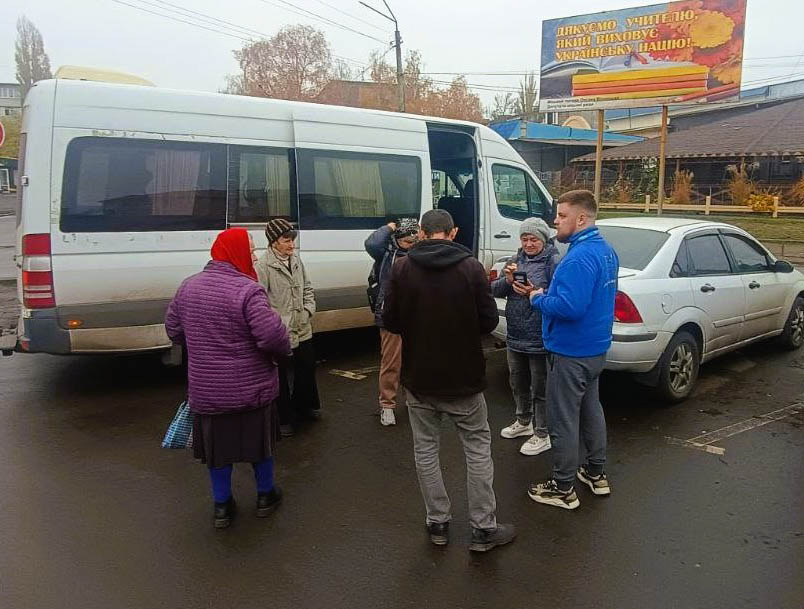З трьох ізольованих через бойові дії сіл Дніпропетровщини запустили маршрутку до міста
