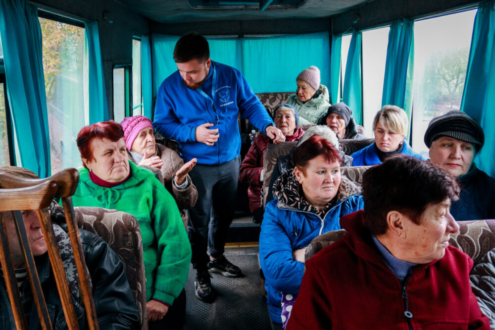 З трьох ізольованих через бойові дії сіл Дніпропетровщини запустили маршрутку до міста