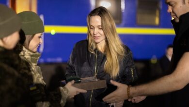 Українські прикордонники подарували Анджеліні Джолі коїн ДПСУ та набір національної символіки (Фото)