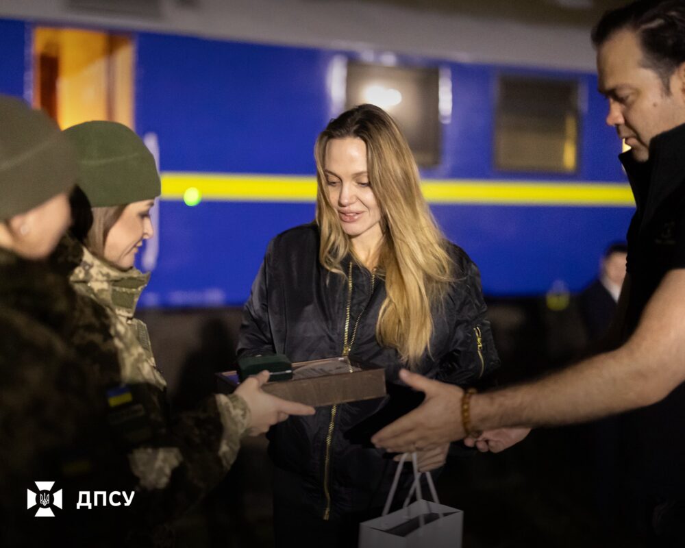 Українські прикордонники подарували Анджеліні Джолі коїн ДПСУ та набір національної символіки (Фото)