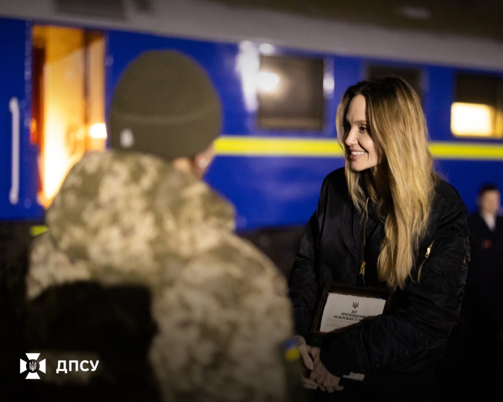 Українські прикордонники подарували Анджеліні Джолі коїн ДПСУ та набір національної символіки (Фото)