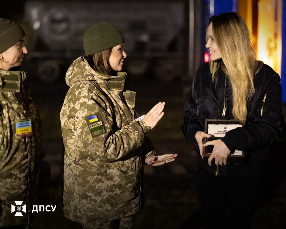 Українські прикордонники подарували Анджеліні Джолі коїн ДПСУ та набір національної символіки (Фото)