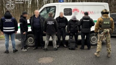 Працівники банку намагалися вивезти військовозобов'язаного з України в інкасаторському автомобілі: як їх затримали (Відео)