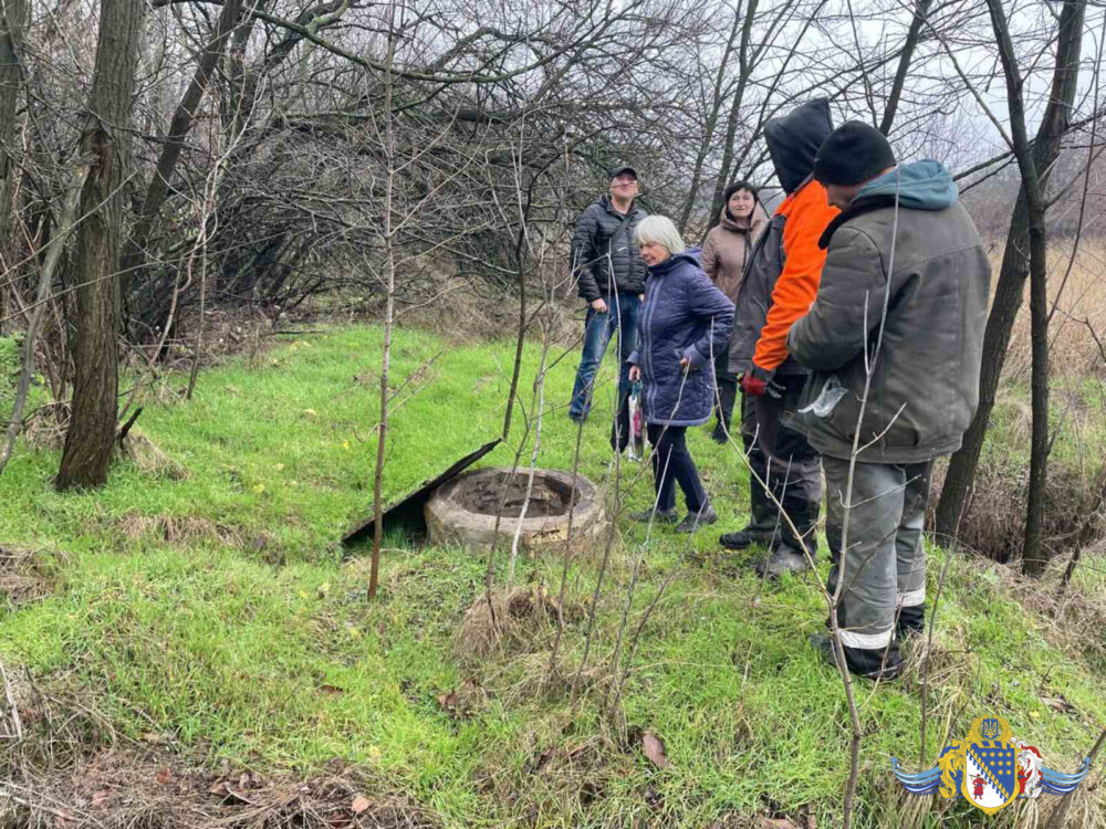 У селищі на Дніпропетровщині мешканцям, які заборгували понад 10 тисяч гривень, ледь не відрізали воду (Фото)