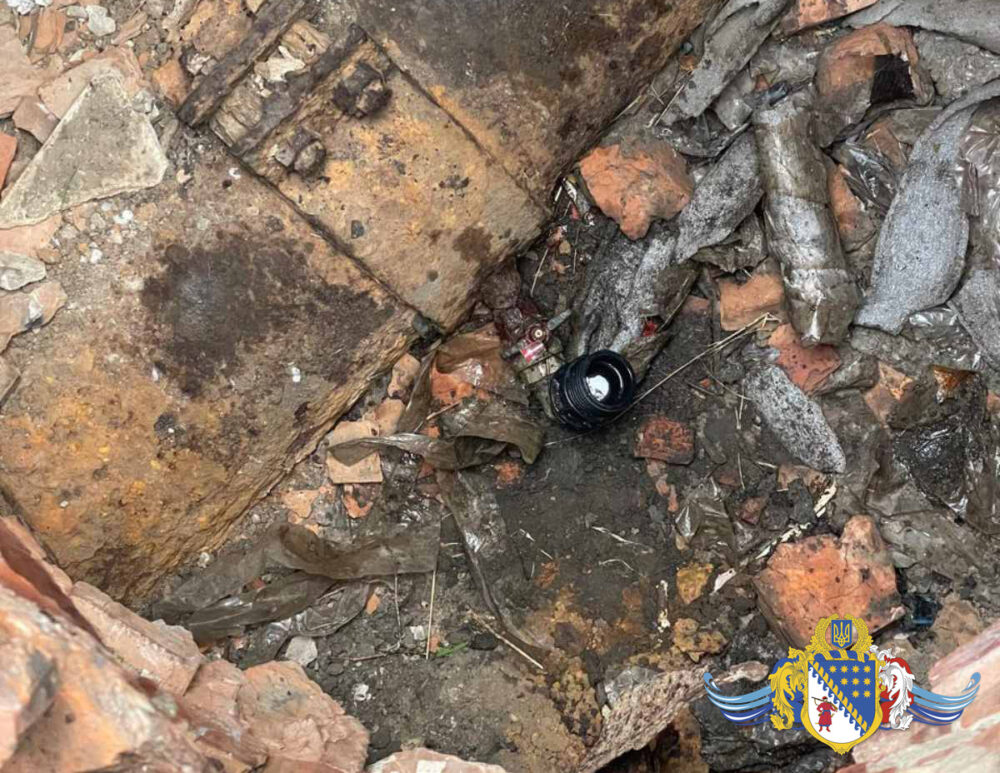 У селищі на Дніпропетровщині мешканцям, які заборгували понад 10 тисяч гривень, ледь не відрізали воду (Фото)