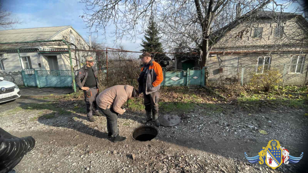 У селищі на Дніпропетровщині мешканцям, які заборгували понад 10 тисяч гривень, ледь не відрізали воду (Фото)