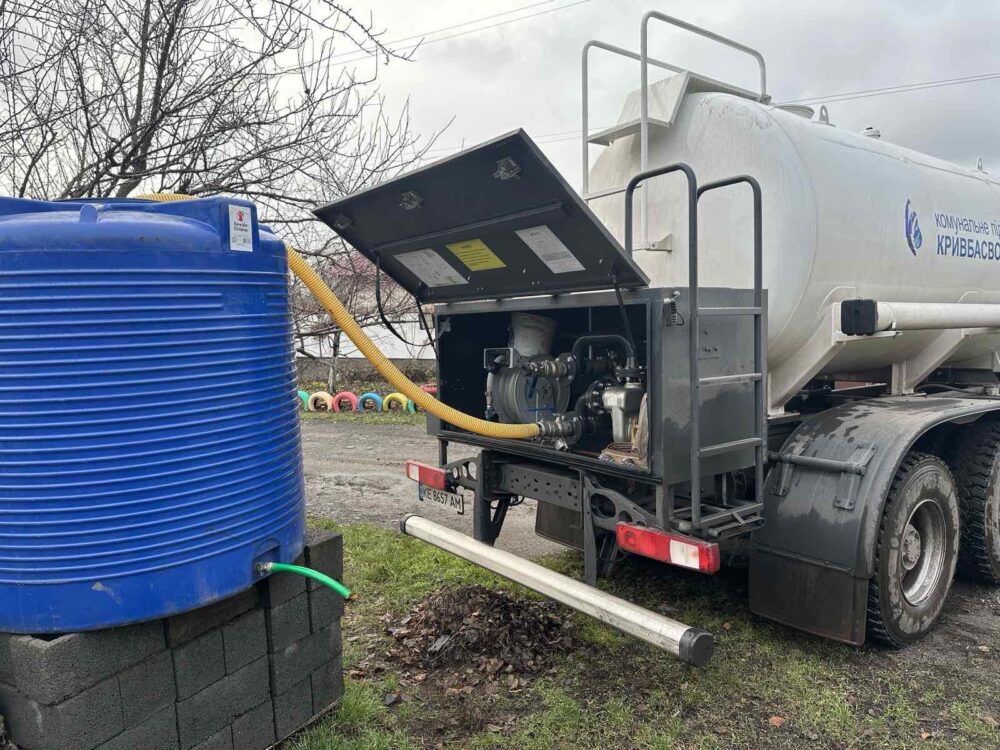 У Кривому Розі до початку зими залишився без води район: для людей організували підвезення (Фото)