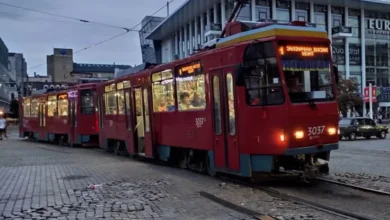 У Дніпрі не поділили дорогу легковик і трамвай: рух електротранспорту паралізовано (Відео)