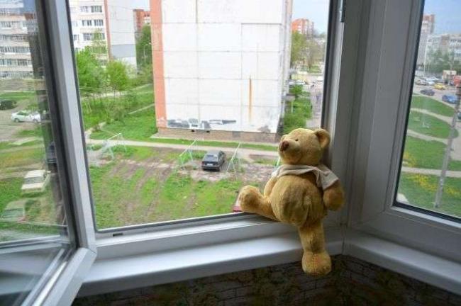У Дніпрі рятують 7-річного криворіжця, який випав з вікна на 3 поверсі, бо залишився сам удома