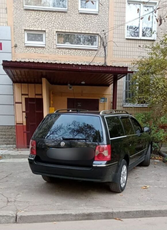 У Дніпрі автохам припаркувався перед дверима під'їзду (Фото)