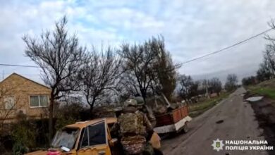 На Дніпропетровщині поліцейські показали, як врятували 63-річного дідуся з автомобіля, по якому росіяни вдарили дроном (Відео)