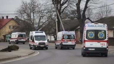 У Дніпрі російський обстріл поранив жінку та дитину: за їхнє життя борються у лікарні (Відео)