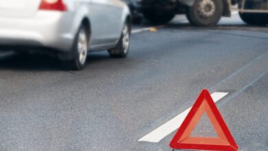 У Дніпрі внаслідок ДТП один автомобіль ледь не заїхав на дах іншого (Відео)