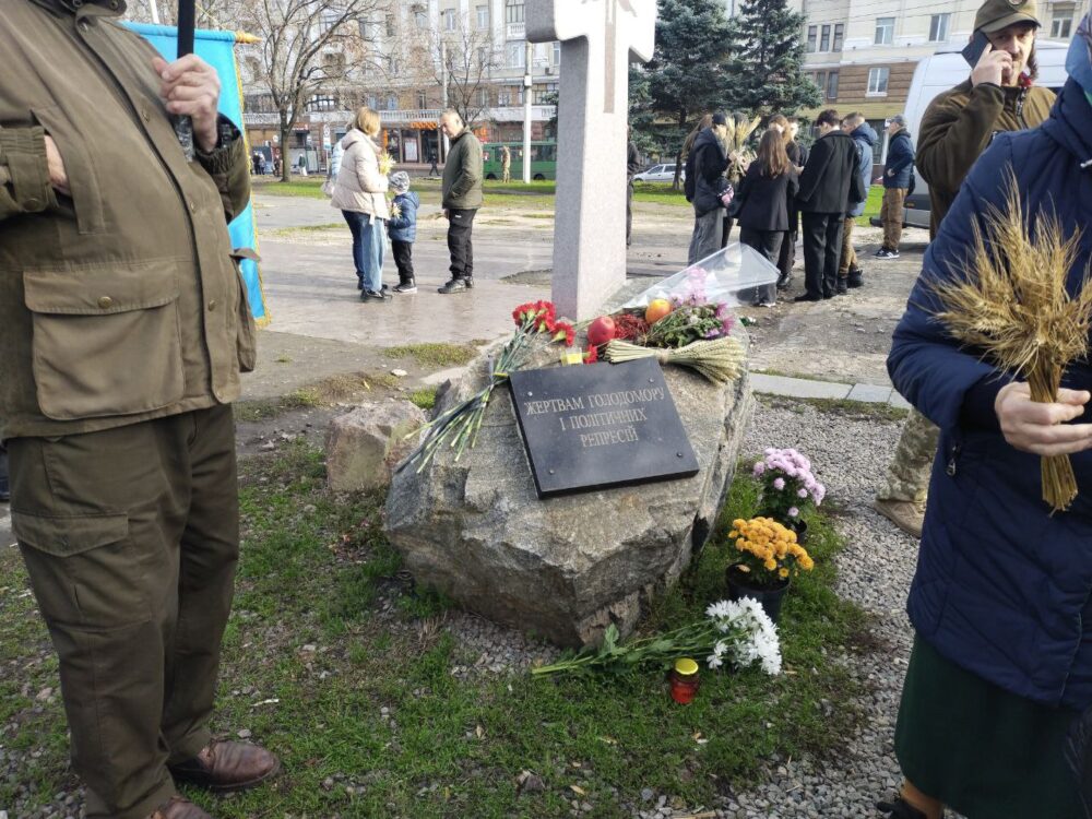 У Дніпрі біля хреста-меморіалу вшанували пам'ять жертв Голодоморів і політичних репресій (Відео)