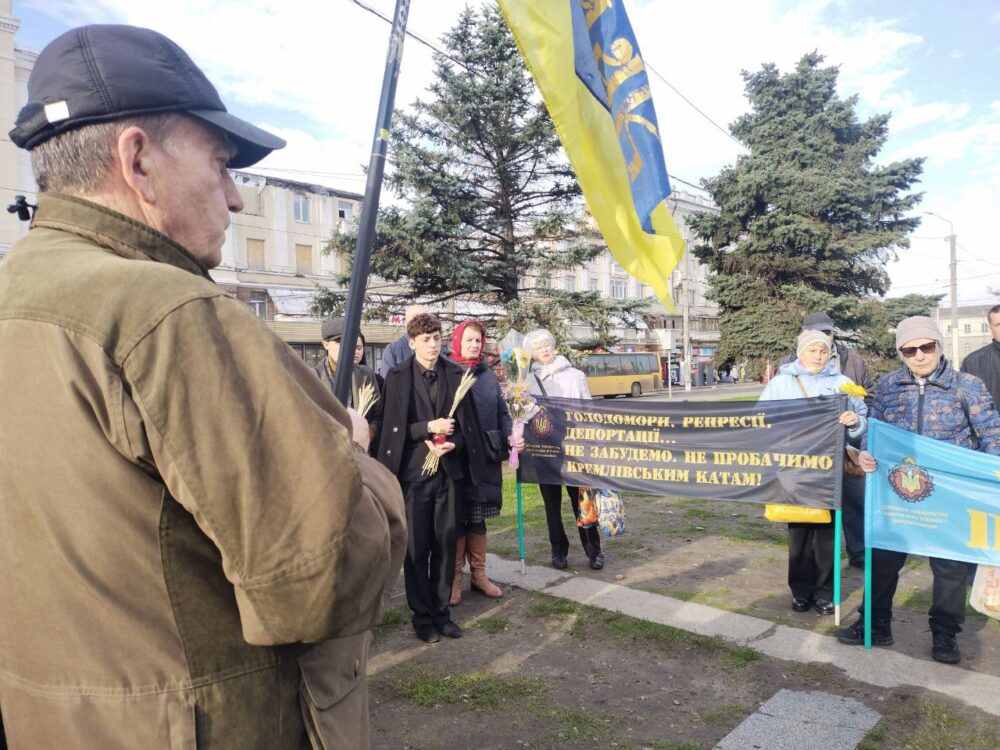 У Дніпрі біля хреста-меморіалу вшанували пам'ять жертв Голодоморів і політичних репресій (Відео)