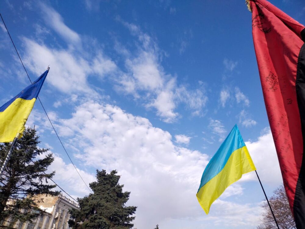 У Дніпрі біля хреста-меморіалу вшанували пам'ять жертв Голодоморів і політичних репресій (Відео)
