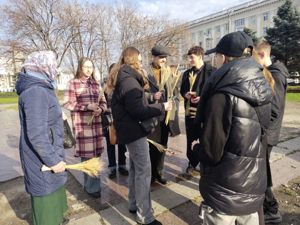 У Дніпрі біля хреста-меморіалу вшанували пам'ять жертв Голодоморів і політичних репресій (Відео)