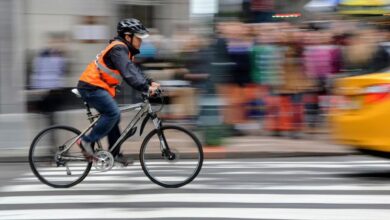У Кам'янському велосипедист намагався знести з дороги автомобіль (Відео)