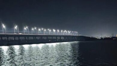 У Дніпрі під час блекаутів один із мостів освітлюють за принципом "інь-янь" (Фото)