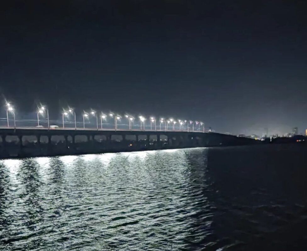 У Дніпрі під час блекаутів один із мостів освітлюють за принципом "інь-янь" (Фото)