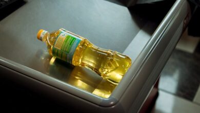У світі катастрофічно впали ціни на соняшникову олію: чи подешевшає популярний продукт в Україні