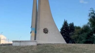 У Кам'янському "українізували" пам'ятник, але забули прибрати радянський символ (Фото)