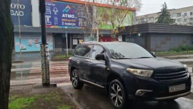 У місті на Дніпропетровщині автохам на позашляховику заблокував пішохідний перехід (Фото)