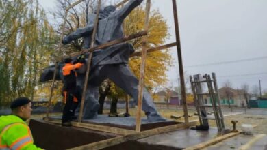 У місті на Дніпропетровщині показали, як захистили від російських обстрілів відому скульптуру (Відео)
