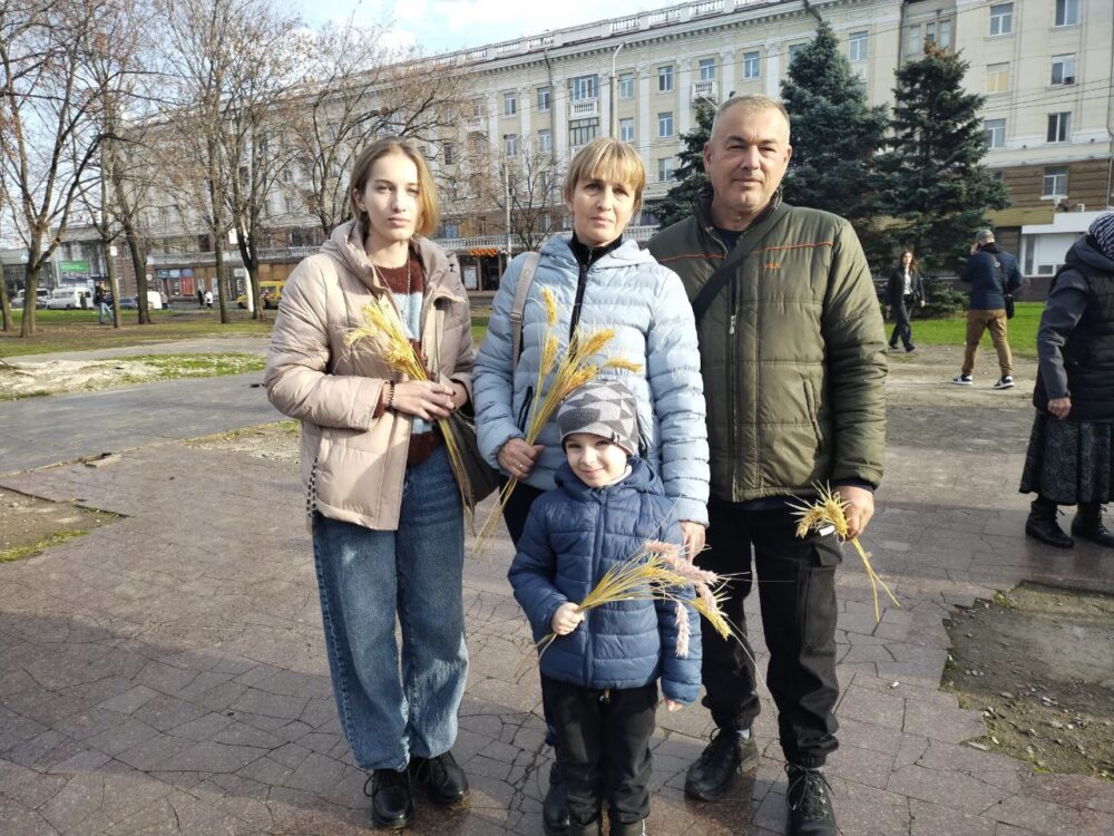 У Дніпрі біля хреста-меморіалу вшанували пам'ять жертв Голодоморів і політичних репресій (Відео)