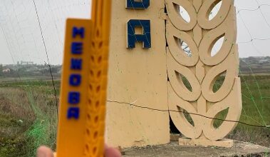 На Дніпропетровщині створили міні-стелу селища, яке російські окупанти стирають з обличчя землі (Відео)