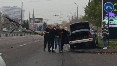 У Дніпрі автомобіль зніс ліхтарний стовп на заправці (Фото)