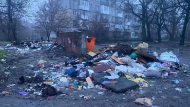 У Кам'янському подвір'я багатоквартирного будинку перетворилося на сміттєзвалище серед калюж (Фото)