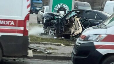 У Дніпрі автомобіль влетів у заправку і ледь не "потягнув" за собою іншу машину (Відео)