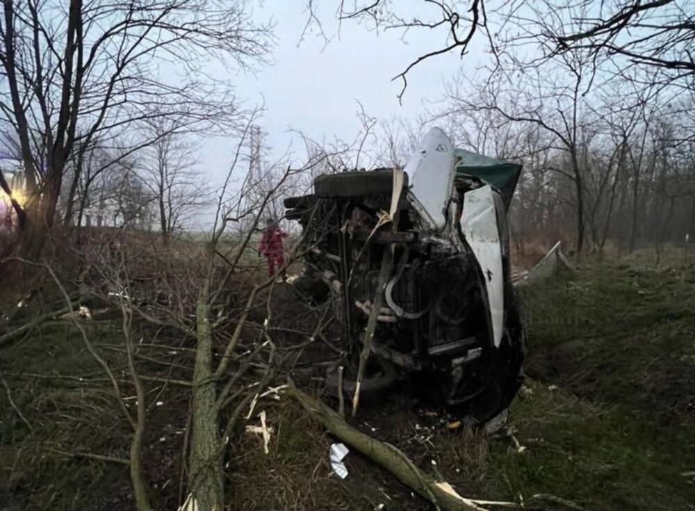 На Дніпропетровщині водій вантажівки вилетів у кювет і зробив "сальто" (Фото)